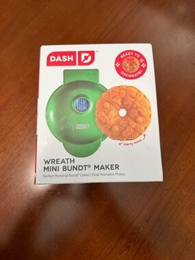 Dash Green Dash Wreath Mini Bundt Maker